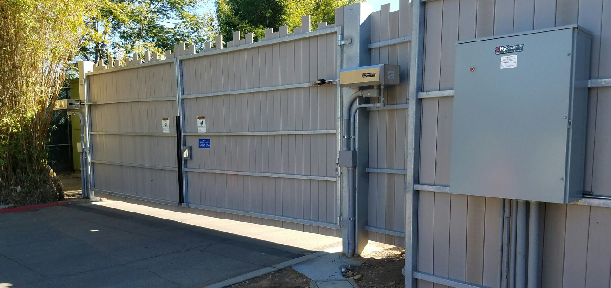 HydraSwing hydraulic swing gate equipment — Nice | HySecurity manufacturer photograph